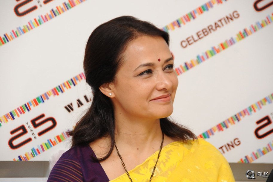 Celebs-at-Walden-25-Years-Press-Meet